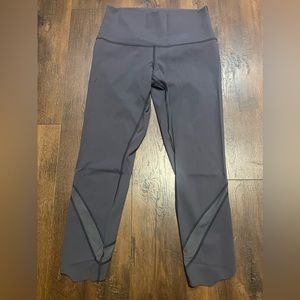 Lululemon Wunder Under Scalloped Capris lilac size 8 EUC